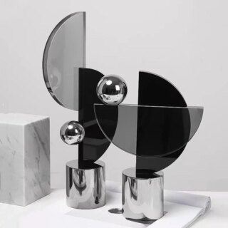 Statue géométriques en demi-cercles transparentes en verre avec des boules argentées