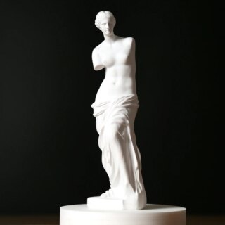 Statue de Vénus blanche sans bras, le torse nu et portant un draps sur le bas du corps
