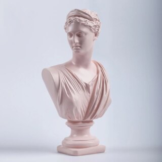 Statue du buste de Vénus beige. Visage tourné vers la gauche, un corsage sans manche et drappé