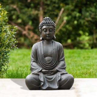 Photo d'un bouddha zen en méditation dans un jardin