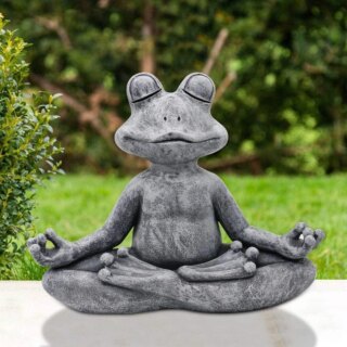 Photo d'une grenouille en méditation en position du lotus au yoga avec un jardin en arrière plan