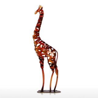 Sur fond blanc, on voit la statue d'une girafe en tiges de métal orangé.