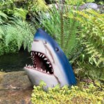 Statue de la tête d'un requin blanc et bleu. Avec la bouche ouverte