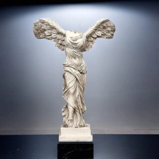 Statue blanche d'un ange humain sans tête et les ailes grandes ouvertes