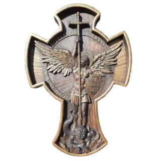 Statue de l'Archange Michel en tenue de combat avec une grande lance et serpent au pied. Le tout sur un support en forme de croix marron