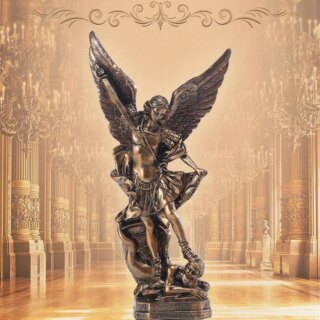 Statue de l'Archange Michel avec les ailes déployées et en situation de combat. Une épée à la main avec la tête d'un homme sous son pied