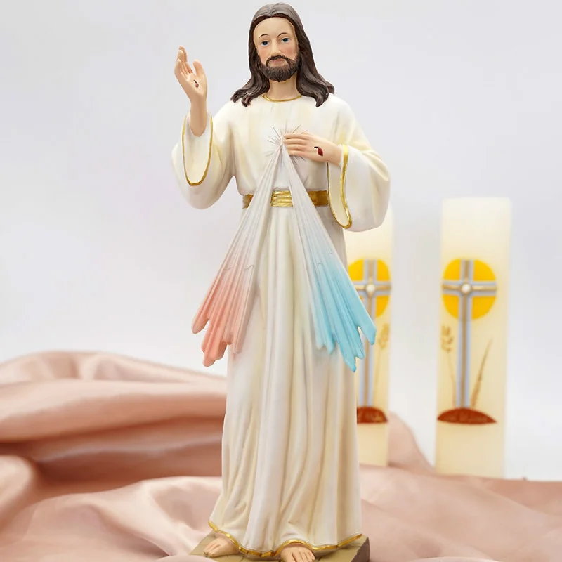 3401-xxsdft.jpg On voit une statue de Jésus en toge blanche qui salue de la main. Il est placé devant deux bougies catholiques.