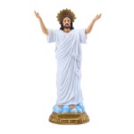 Sur fond blanc, on voit une statue de Jésus qui porte une toge blanche et qui porte les mains au ciel.