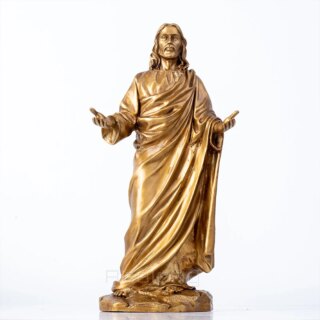 Sur fond blanc, on voit une statue de Jésus dorée qui tend les mains, paumes vers le ciel. Il est habillé d'une toge.
