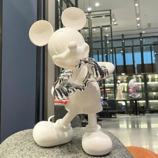 Statue de Mickey qui forme un cœur avec ses doigts