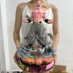 Statue Dragon Ball Z Buu tenue dans les mains d'une femme