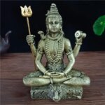 Statue de Shiva couleur bronze, assis en position de yoga et portant un trident et un tambour