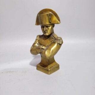 Photo d'une statue buste de Napoléon en cuivre avec son chapeau bicorne