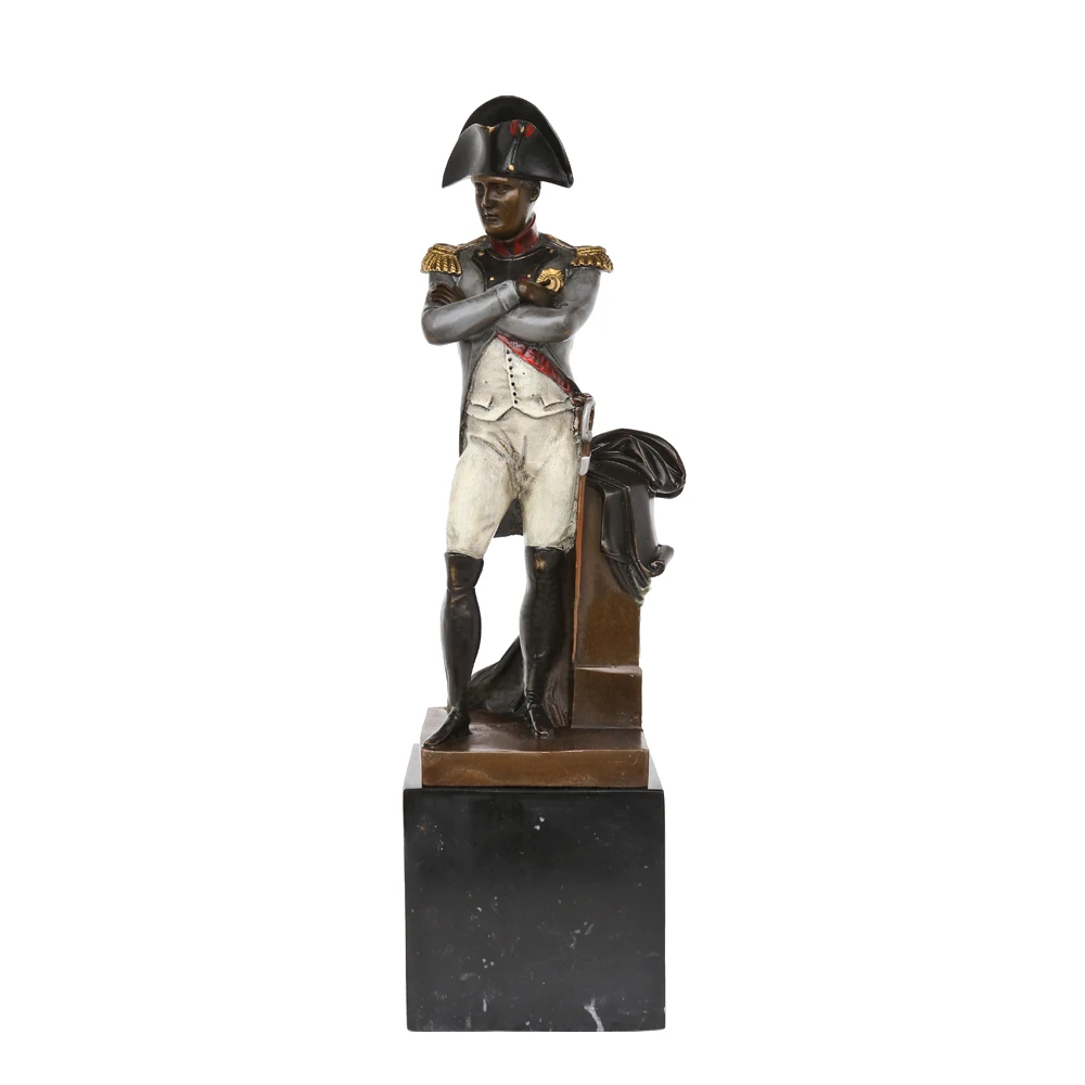 4007-rvrzol.jpg Photo d'une statue de Napoléon Bonaparte debout les bras croisés en costume d'apparat sur son socle en marbre le tout sur fond blanc