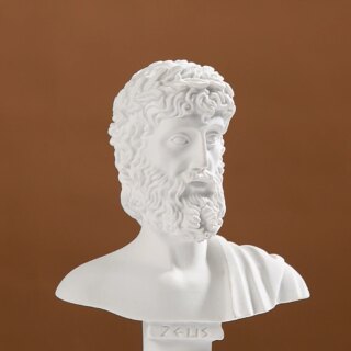 Sur fond marron, on voit le buste de Zeus, une statue en plâtre blanc.
