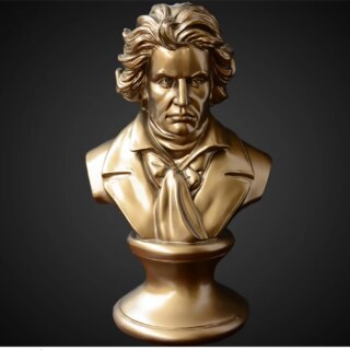 Sur fond noir, on voit le buste d'une statue dorée représentant Ludwig von Beethoven.