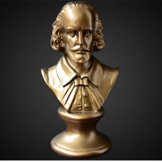 Sur fond noir, on voit une statue dorée représentant le buste de William Shakespeare.