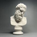 On voit une statue blanche, un buste, représentant le héros de mythologie romaine : Hercule.