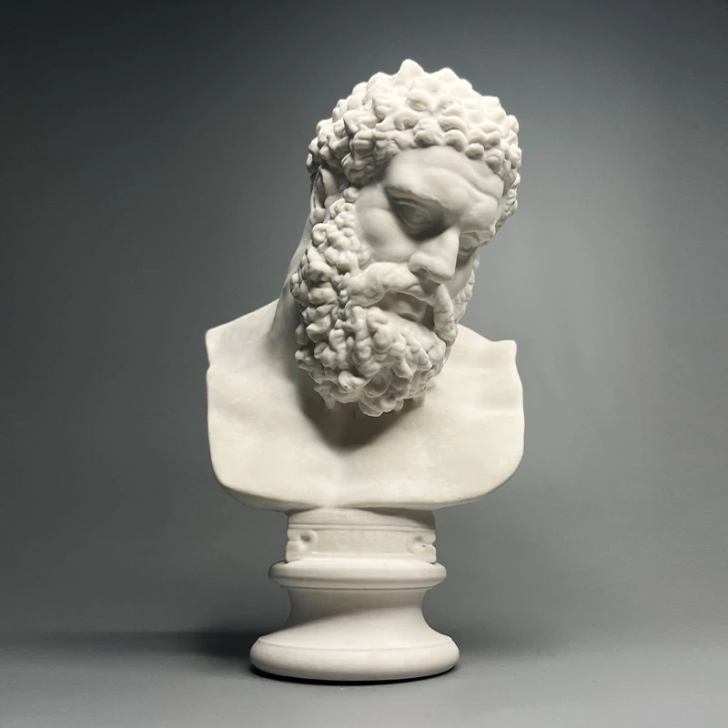 4516-qlckgv.jpg On voit une statue blanche, un buste, représentant le héros de mythologie romaine : Hercule.