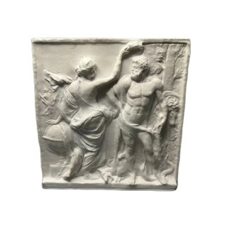 On voit une statue carrée qui représente une scène tirée des 12 travaux d'Hercule.