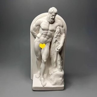 Sur fond gris, on voit une statue d'Hercule nu qui regarde vers le sol. La statue est gris clair.