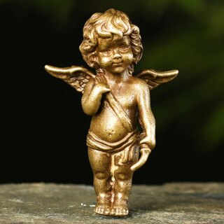 Statue dorée d'un ange avec les déployées