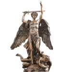 Photo d'une statue d'Hemès couleur bronze ailé debout les bras en l'air une épée dans la main droite maintenant une créature mythologique à ses pieds le tout sur fond blanc