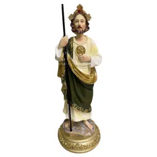 Photo d'une statue de Saint Joseph avec un bâton une couronne sur la tête, un gros médaillon doré sur la poitrine tenu par un collier de corde, vêtu d'une robe blanche couverte d'un habit vert et doré et un socle plat et rond le tout sur fond blanc