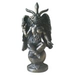 Sur fond blanc, on voit une statue de Baphomet gris foncé.