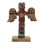 Statue de totem maya coloré avec des ailes