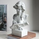 On voit une statue du buste d'Aphrodite. C'est un buste blanc.