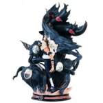Photo d'une statue Naruto représentant Kakuzu en habit bleu et blanc avec une cagoule blanche et un masque noir en train de se battre accompagné de créatures aux masques blancs sur un socle rond moitié noir, moitié rose