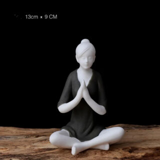 Statue zen de femme stylisée yoga