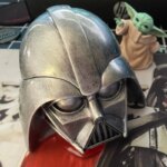 Casque Star Wars posé sur une table.