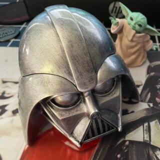 Casque Star Wars posé sur une table.