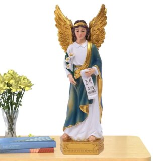 Statue d'ange coloré posé sur une table à côté d'un vase.