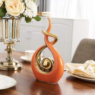 Statue abstraite en céramique avec une boule dorée