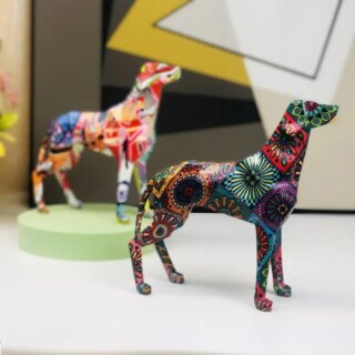 On voit deux statues de chien, une très colorée et l'autre avec des couleurs, mais sur fond noir.