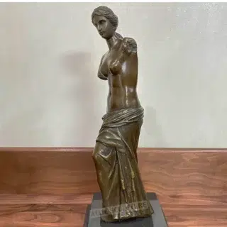 On voit une statue d'Aphrodite en bronze.
