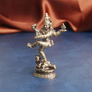 Statue dorée de shiva dansant avec 4 bras et fixée sur un socle