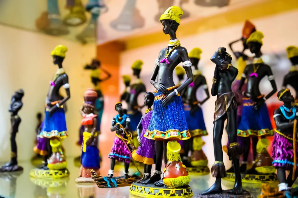 Statue africaine : quels sont les objets d’art africain ? Statuettes africaines colorées