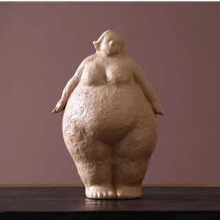 Statue de grosse femme debout les bras le long du corps