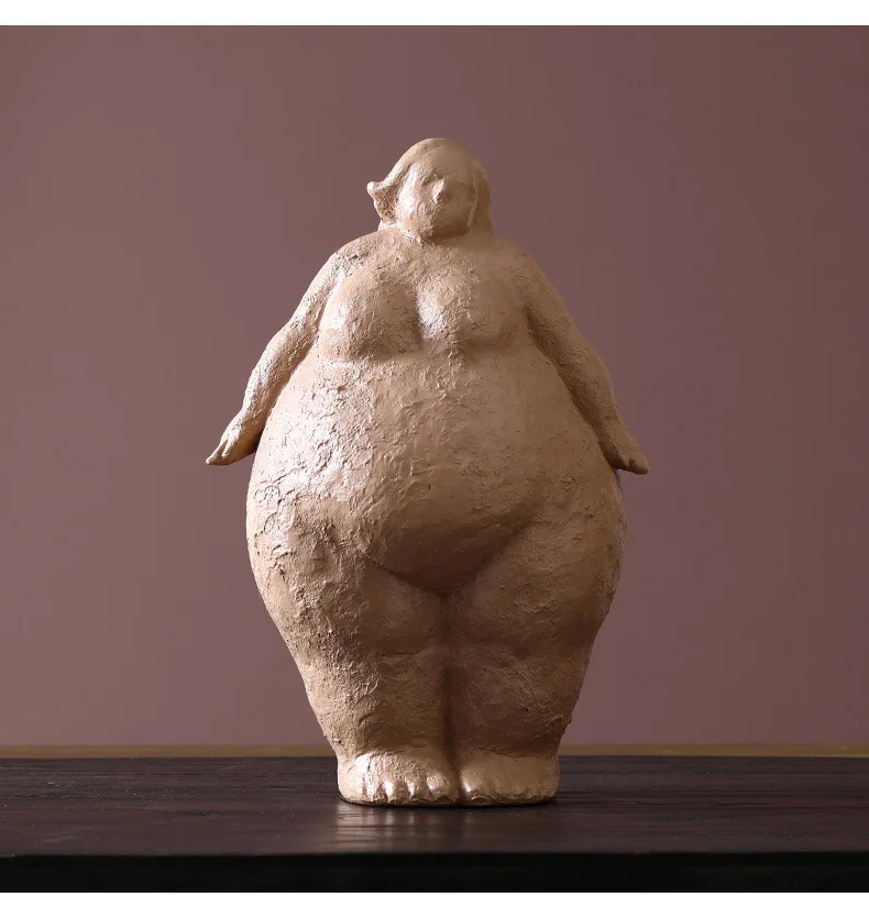 Statue de grosse femme debout les bras le long du corps